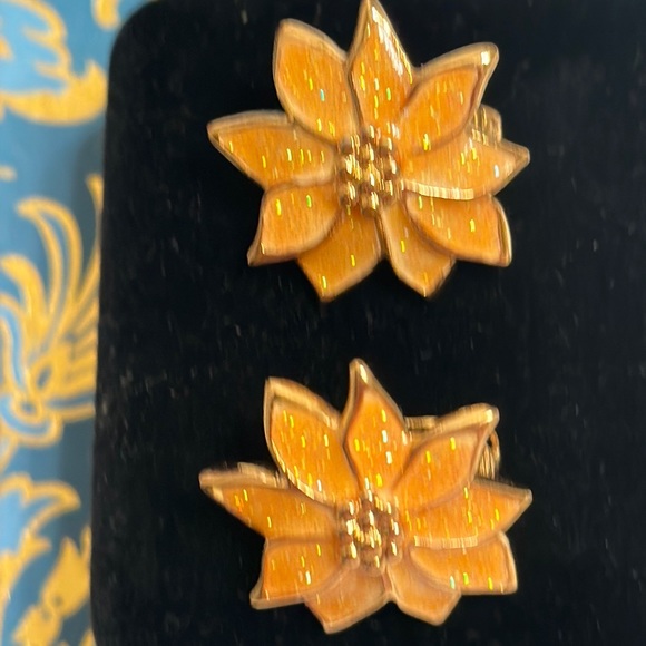 Avon Holiday Christmas poinsettia sparkling clip earrings EUC - Picture 1 of 5